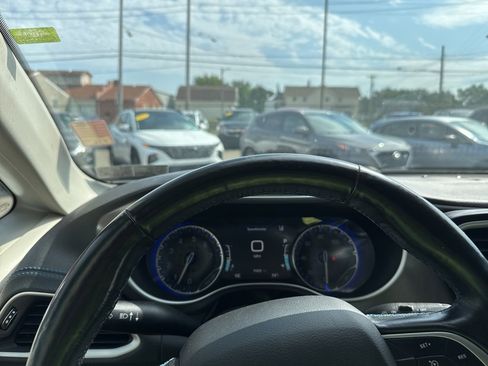 Used 2021 Chrysler Pacifica Touring-L image 36