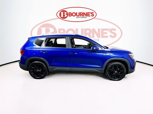Used 2023 Volkswagen Taos SE w/ Panoramic Sunroof Package FWD image 12