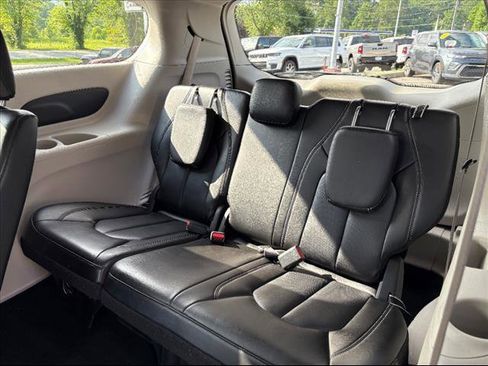 Used 2023 Chrysler Pacifica Touring-L image 36