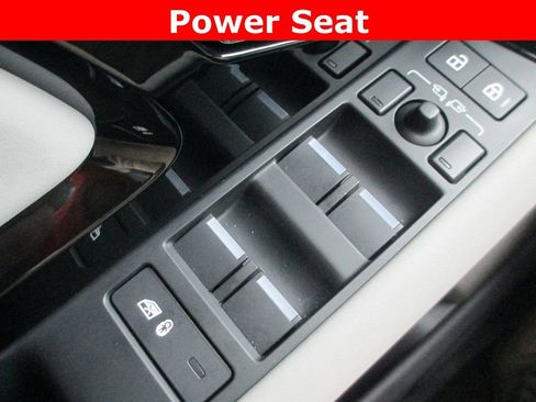 Used 2025 Land Rover Range Rover Evoque Dynamic SE image 23