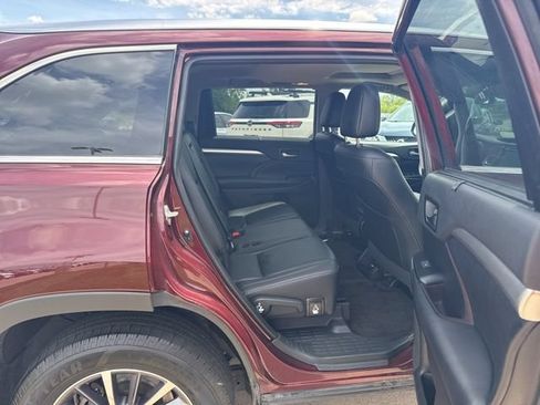 Used 2019 Toyota Highlander XLE AWD/4WD image 23