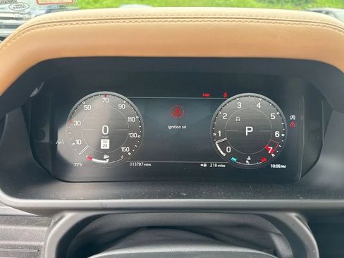 Used 2025 Land Rover Defender 130 X-Dynamic SE AWD/4WD image 2