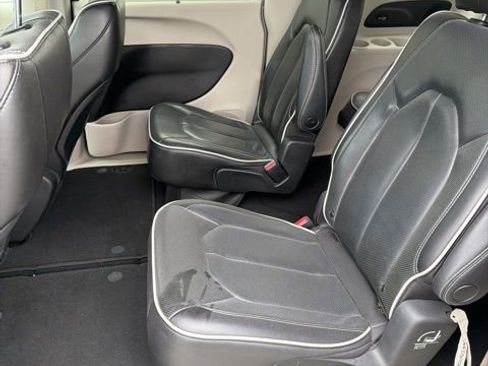 Used 2023 Chrysler Pacifica Limited FWD image 16