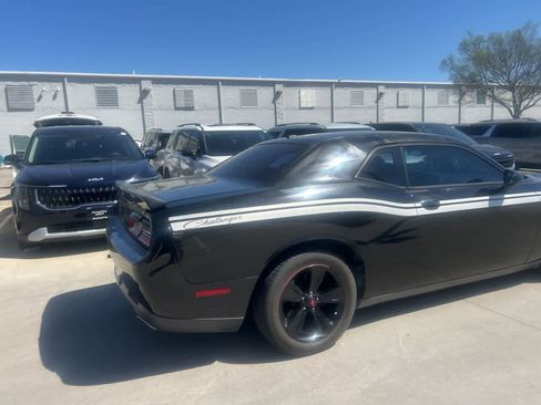 Used 2015 Dodge Challenger SXT image 4