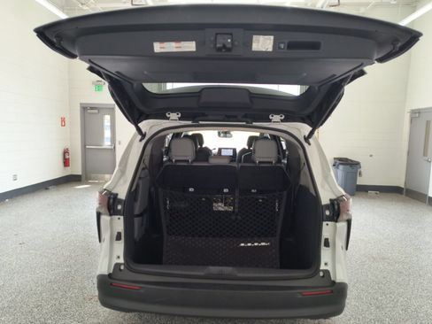 Used 2024 Toyota Sienna XLE FWD image 36