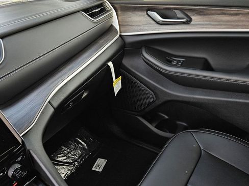 New 2025 Jeep Grand Cherokee Limited image 23