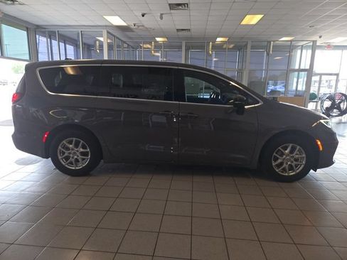 Used 2025 Chrysler Pacifica Select FWD image 9