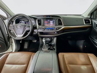 Used 2019 Toyota Highlander Limited FWD video 3