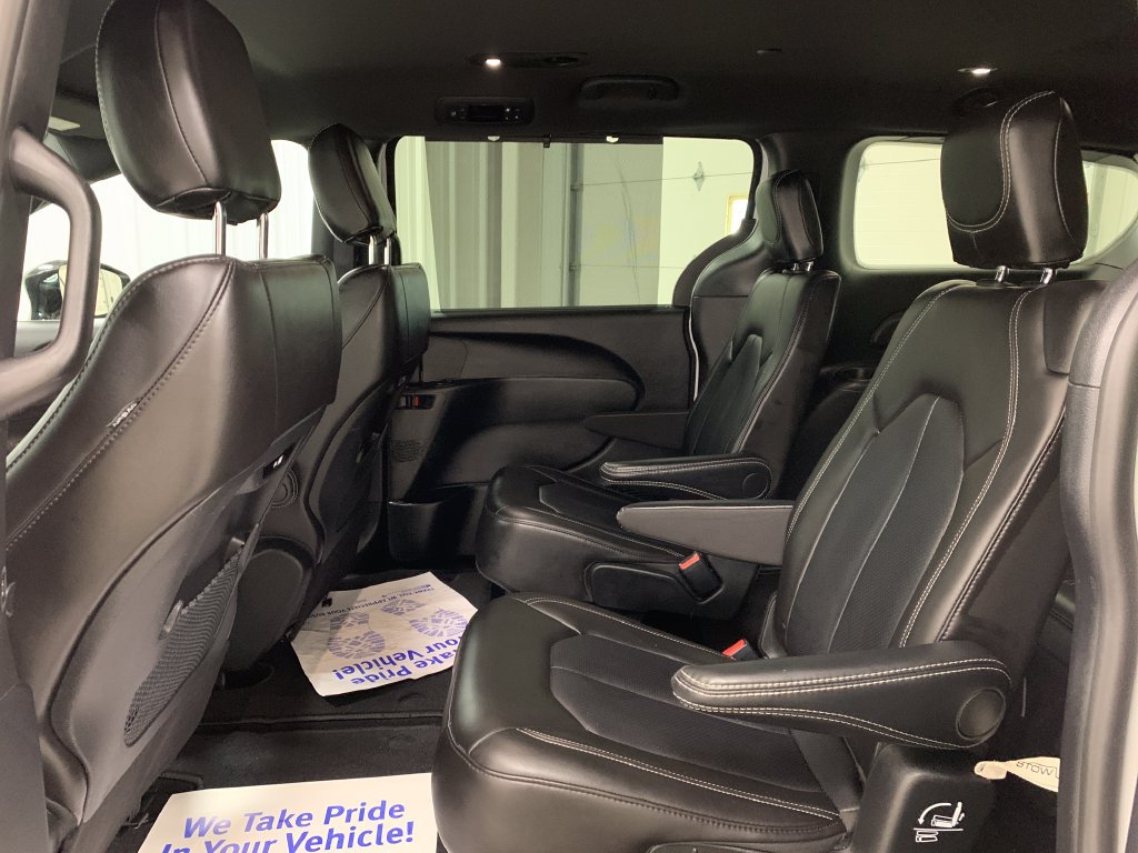 Used 2025 Chrysler Pacifica Select FWD image 19