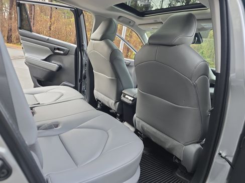 Used 2023 Toyota Highlander XLE image 11