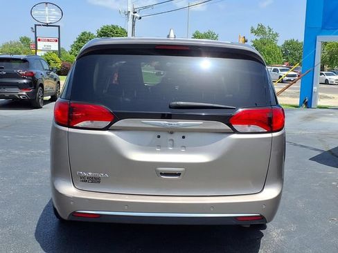 Used 2018 Chrysler Pacifica Touring Plus w/ Tire & Wheel Group FWD image 21