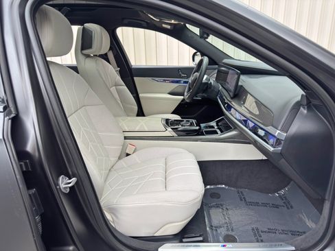 Used 2023 BMW i7 xDrive60 AWD/4WD image 17