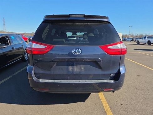 Used 2019 Toyota Sienna XLE w/ XLE Navigation Package image 11