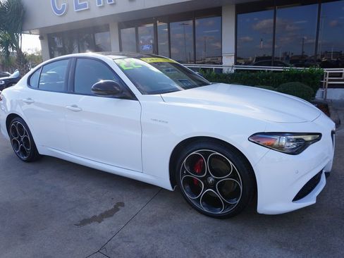 Used 2022 Alfa Romeo Giulia Veloce image 1