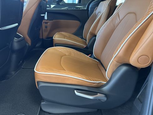 New 2026 Chrysler Pacifica Pinnacle FWD image 14