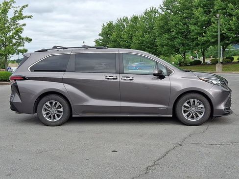 Used 2021 Toyota Sienna XLE AWD/4WD image 9