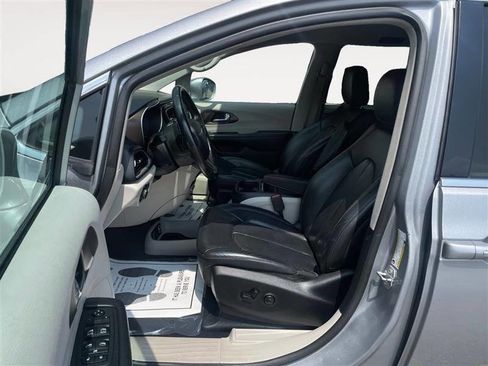 Used 2018 Chrysler Pacifica Touring-L image 9