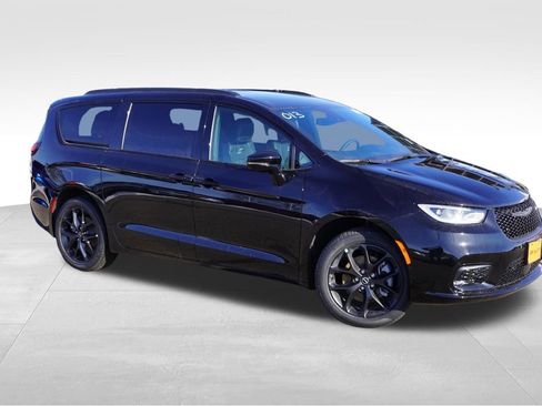 New 2026 Chrysler Pacifica Select w/ S Appearance Package image 2