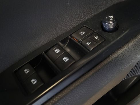 Used 2020 Toyota Camry SE image 27