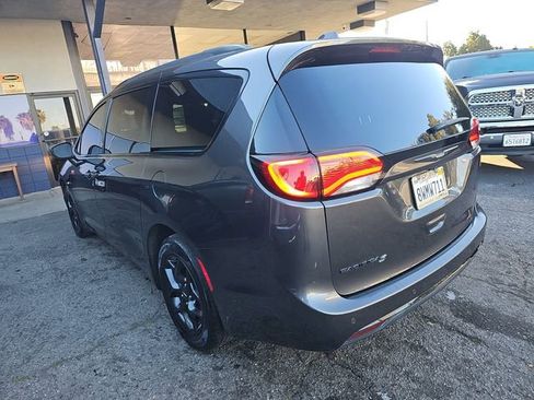 Used 2020 Chrysler Pacifica Touring-L w/ S Appearance Package image 4