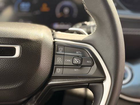 Used 2023 Jeep Grand Cherokee Laredo AWD/4WD image 27