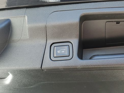 Certified 2023 GMC Acadia SLT w/ Elevation Edition FWD image 9