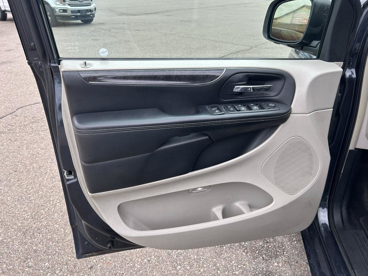 Used 2013 Chrysler Town & Country Touring-L w/ Driver Convenience Group FWD image 14