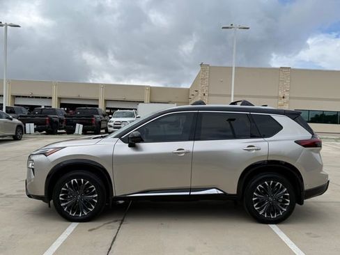 Used 2025 Nissan Rogue Platinum FWD image 7