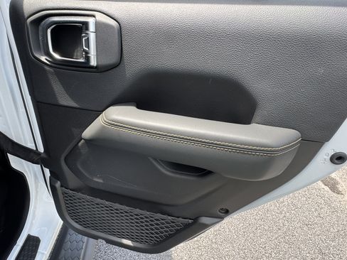 Used 2025 Jeep Wrangler Unlimited Sahara AWD/4WD image 18