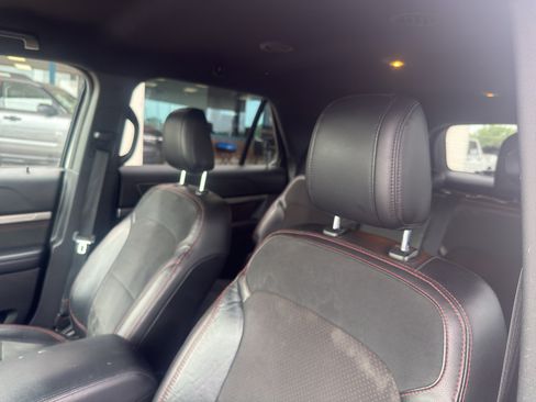 Used 2018 Ford Explorer XLT w/ XLT Appearance Package AWD/4WD image 11