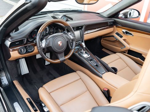 Used 2015 Porsche 911 Turbo S w/ High-end Infotainment Package AWD/4WD image 8