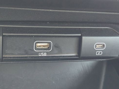 Used 2023 Kia Niro LX image 9