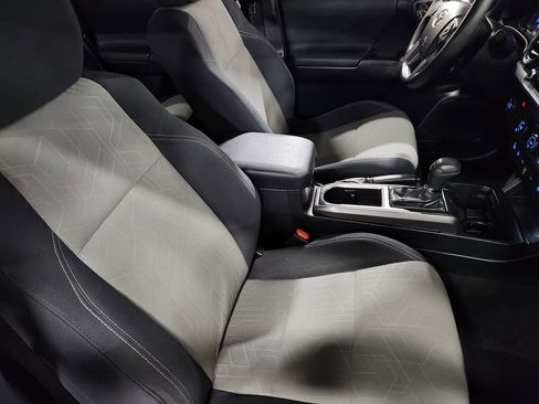 Used 2020 Toyota Tacoma TRD Sport w/ Technology Package image 32