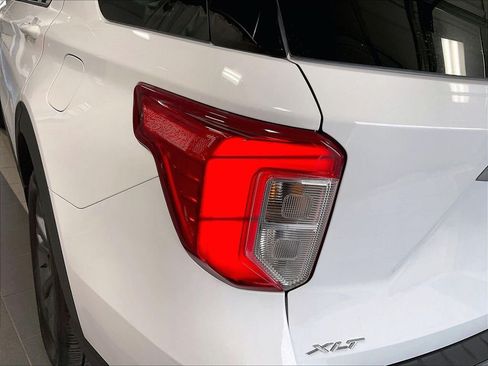 Used 2021 Ford Explorer XLT w/ Equipment Group 202A AWD/4WD image 34