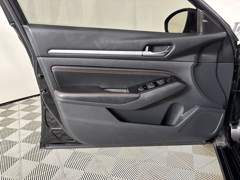 Used 2023 Nissan Altima 2.5 SR FWD image 10