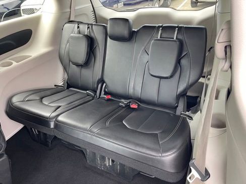 Used 2024 Chrysler Pacifica Touring-L FWD image 18