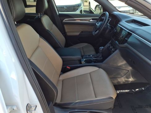 Certified 2022 Volkswagen Atlas Cross Sport SE w/ Black Wheel Package image 10