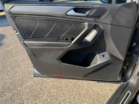 Used 2022 Volkswagen Tiguan SE R-Line image 21