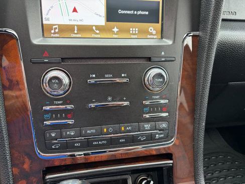 Used 2016 Lincoln Navigator Select AWD/4WD image 29