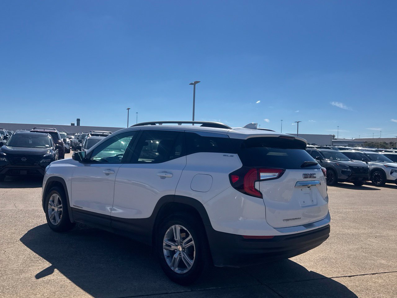 Used 2022 GMC Terrain SLE w/ Driver Convenience Package FWD image 17