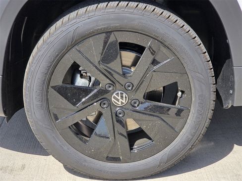 New 2025 Volkswagen Taos SE image 8