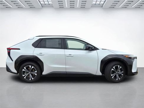 Used 2025 Toyota bZ4X FWD image 7