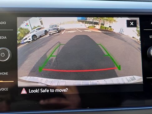 Used 2023 Volkswagen Taos SE w/ Panoramic Sunroof Package FWD image 25