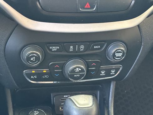 Used 2018 Jeep Cherokee Latitude Plus w/ Comfort/Convenience Group AWD/4WD image 22