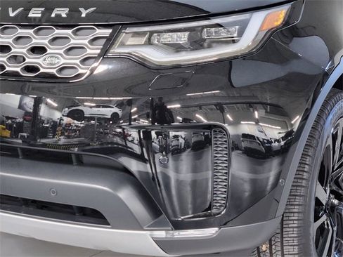Used 2025 Land Rover Discovery S image 12