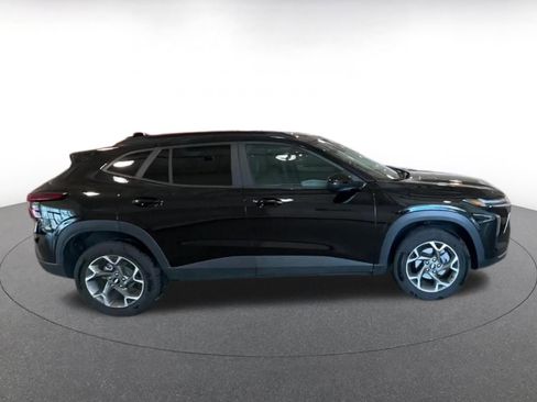 Used 2025 Chevrolet Trax LT w/ LT Convenience Package image 16