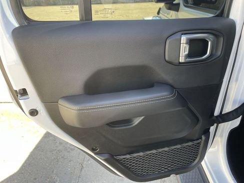 Used 2021 Jeep Gladiator Overland w/ Cold Weather Group image 12