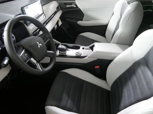 New 2025 Mitsubishi Outlander SE image 4