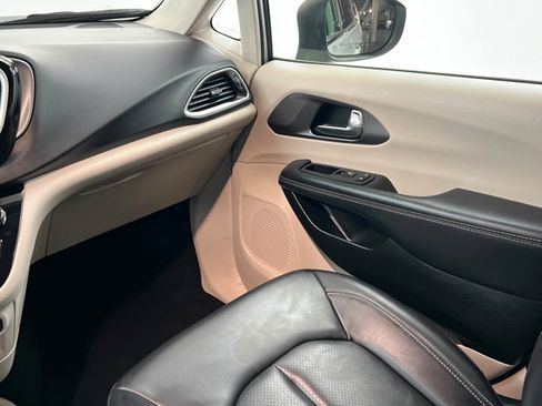Used 2023 Chrysler Pacifica Touring-L FWD image 10