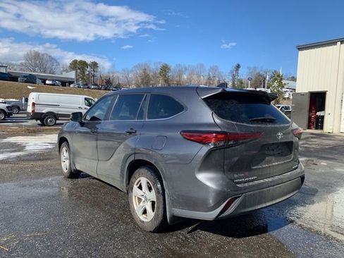Used 2023 Toyota Highlander LE image 5
